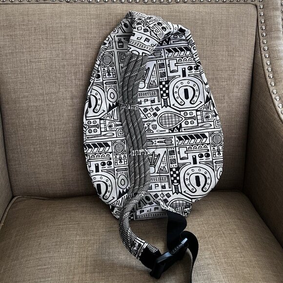 Kavu Rope Sling Bag Black And White Print Horseshoe Tennis Racket - Picture 2 of 10